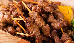 食尚是個(gè)輪回？迷你肉串走紅，東方甄選、大莊園、大希地、皓月等集體“擼小串”